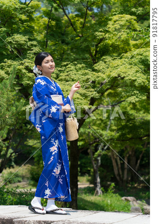 走在日本花園裡的和服女人 走在日本花園裡的和服女人 91817795