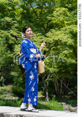 走在日本花園裡的和服女人 走在日本花園裡的和服女人 91817796