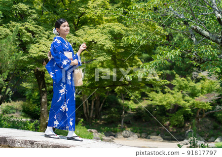 走在日本花園裡的和服女人 走在日本花園裡的和服女人 91817797