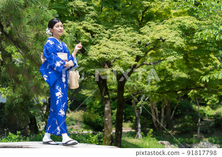 走在日本花園裡的和服女人 91817798