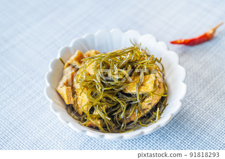 煨碎海帶和油炸食品 煨碎海帶和油炸食品 91818293