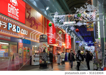 A street of a shopping district crowded with many people (Osu shopping district, Naka-ku, Nagoya) 91818904