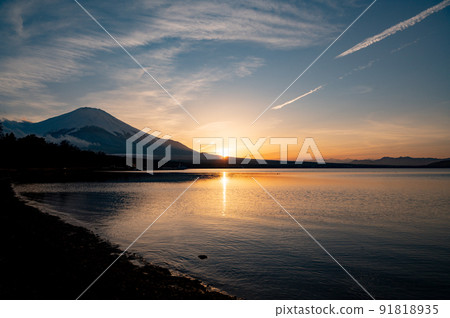 Yamanashi Lake Yamanaka and Mt. Fuji 91818935