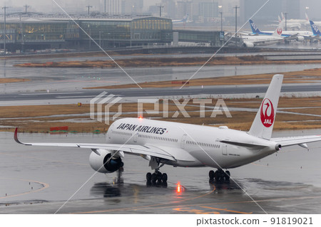 多雨的羽田機場，滑行飛機，日本航空 A350 91819021