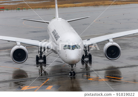 Rainy Haneda Airport, Taxiing Airplane, Japan Airlines A350 Rainy Haneda Airport, Taxiing Airplane, Japan Airlines A350 91819022