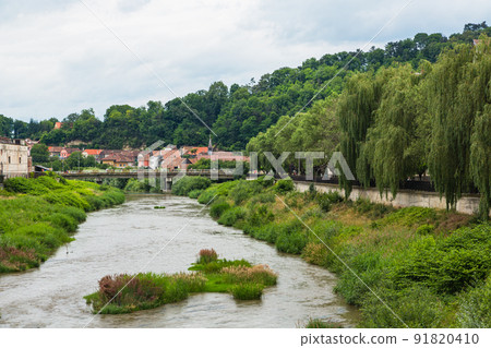 Sighisoara 的 Târnava Mare 河和羅馬尼亞特蘭西瓦尼亞的城市景觀 91820410