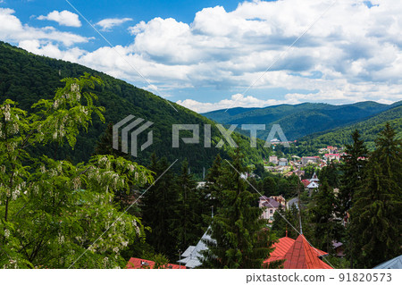 錫納亞群山環繞的羅馬尼亞城鎮景觀 91820573