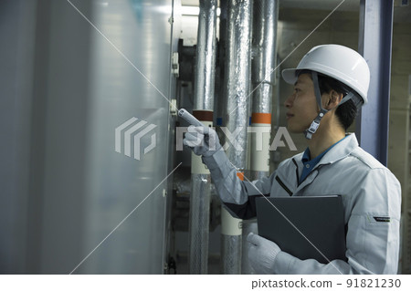 男工檢查工廠 指向確認 91821230