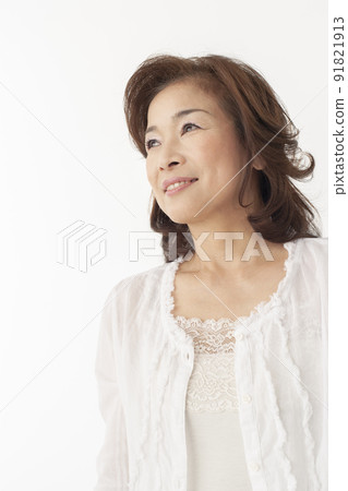 微笑的面孔資深婦女的畫象 91821913
