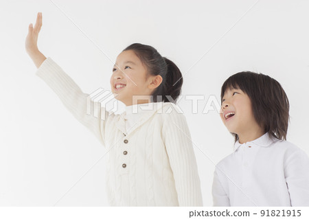 Siblings raising their hands and screaming 91821915