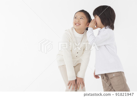 一個和妹妹說話很親密的男孩 91821947