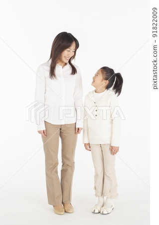 凝視彼此的微笑的母女 91822009