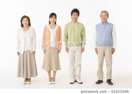 A portrait of a smiling two-generation family 91822046