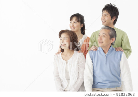 A portrait of a smiling two-generation family 91822068