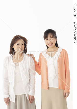 微笑的高級婦女和女兒的肖像 91822106