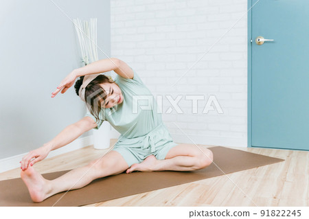 Fashionable Japanese woman doing stretching and flexible gymnastics at home 91822245