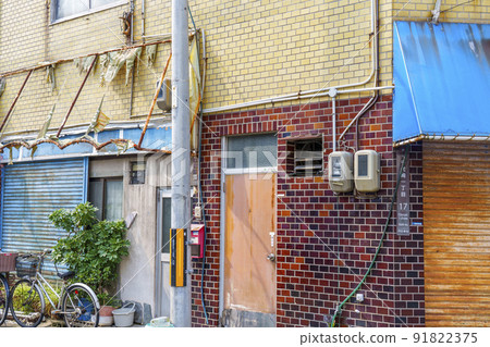 A retro building that has been weathered and damaged [1-chome, Chiyozaki, Nishi-ku, Osaka-shi, Osaka] 91822375