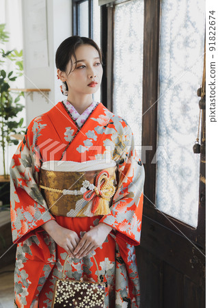 有紅色長袖的女性 91822674