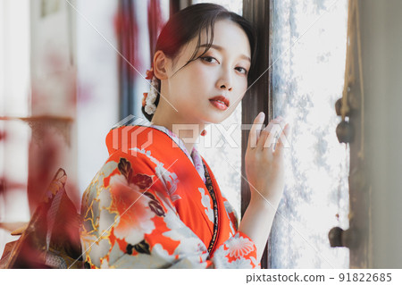 有紅色長袖的女性 有紅色長袖的女性 91822685