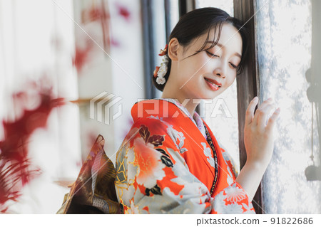 有紅色長袖的女性 91822686