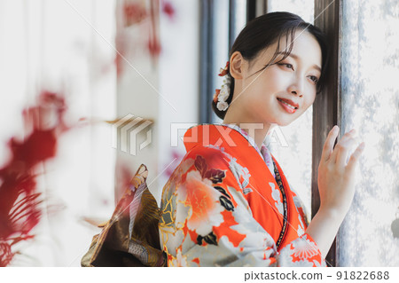 有紅色長袖的女性 91822688