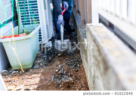 Man laying gravel 91822848