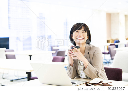 商務女性辦公室筆記本電腦微笑 91822937