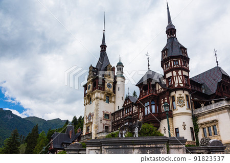 錫納亞的羅馬尼亞佩雷斯城堡被大自然包圍 錫納亞的羅馬尼亞佩雷斯城堡被大自然包圍 91823537