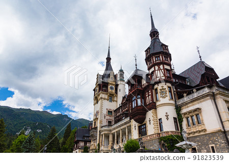 錫納亞的羅馬尼亞佩雷斯城堡被大自然包圍 錫納亞的羅馬尼亞佩雷斯城堡被大自然包圍 91823539