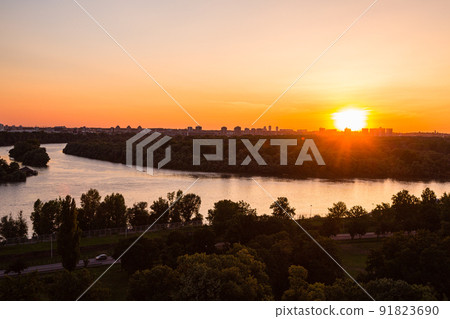 從塞爾維亞貝爾格萊德堡壘看薩瓦河和多瑙河的交匯處和日落 從塞爾維亞貝爾格萊德堡壘看薩瓦河和多瑙河的交匯處和日落 91823690