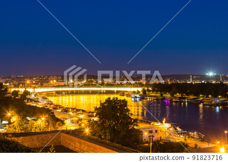 從塞爾維亞貝爾格萊德的貝爾格萊德堡壘看到的夜景和薩瓦河 從塞爾維亞貝爾格萊德的貝爾格萊德堡壘看到的夜景和薩瓦河 91823716