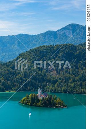 斯洛文尼亞:從布萊德城堡、布萊德島上的聖瑪麗教堂和朱利安阿爾卑斯山看到的布萊德湖 斯洛文尼亞:從布萊德城堡、布萊德島上的聖瑪麗教堂和朱利安阿爾卑斯山看到的布萊德湖 91824483