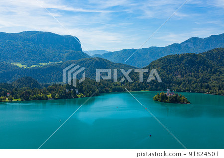 斯洛文尼亞：從布萊德城堡、布萊德島上的聖瑪麗教堂和朱利安阿爾卑斯山看到的布萊德湖 91824501