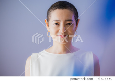 Woman with very short hair 91824530