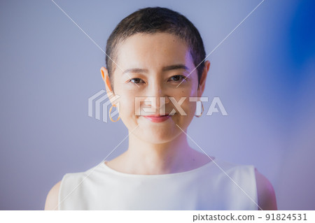 頭髮很短的女人 91824531