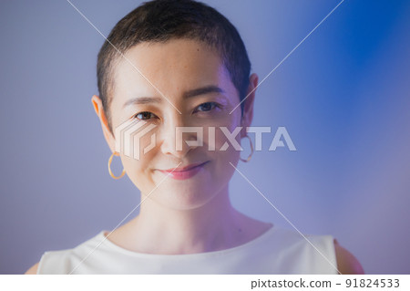 頭髮很短的女人 91824533