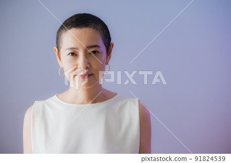 頭髮很短的女人 91824539