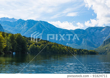 斯洛文尼亞博希尼湖和後面的朱莉婭阿爾卑斯山 91824711