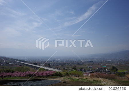 從山梨縣笛吹市的加長山展望台看到的直線試驗線和桃花的春天景色 91826368