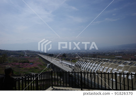從山梨縣笛吹市的加長山展望台看到的直線試驗線和桃花的春天景色 91826370