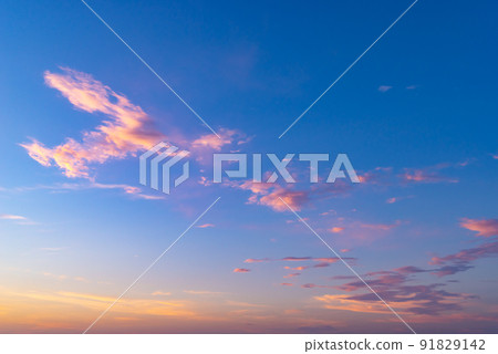 Clouds dyed by the setting sun in the blue sky b-1 91829142