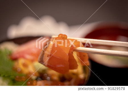 Strait salmon bowl (Aomori prefecture) 91829578