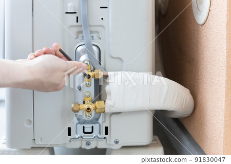 Vacuuming the air conditioner 91830047