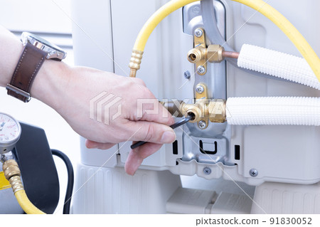 Vacuuming the air conditioner 91830052