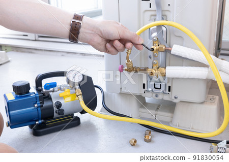 Vacuuming the air conditioner Vacuuming the air conditioner 91830054