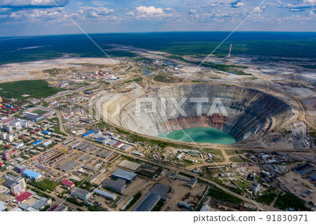 Kimberlite pipe Mir. indigenous diamond deposits. On the way to the bottom of the spiral 8 kilometers. Diameter 1200 meters depth of 525 meters. Yakutia, northern Russia. 91830971