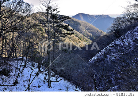 Henmuroyama, Kegonyama, Hagino Takatoriyama from Tanzawa's Monomi Pass Henmuroyama, Kegonyama, Hagino Takatoriyama from Tanzawa's Monomi Pass 91833192
