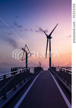 黃昏時分,靜岡縣掛川市菊川河口自行車道上的潮西橋和風力發電風車 黃昏時分,靜岡縣掛川市菊川河口自行車道上的潮西橋和風力發電風車 91833356