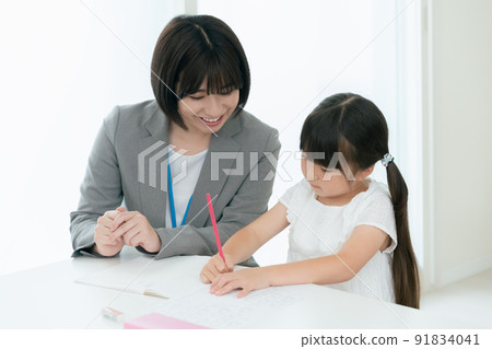 Elementary school girl studying at a cram school 91834041