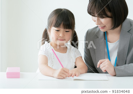 Elementary school girl studying at a cram school 91834048